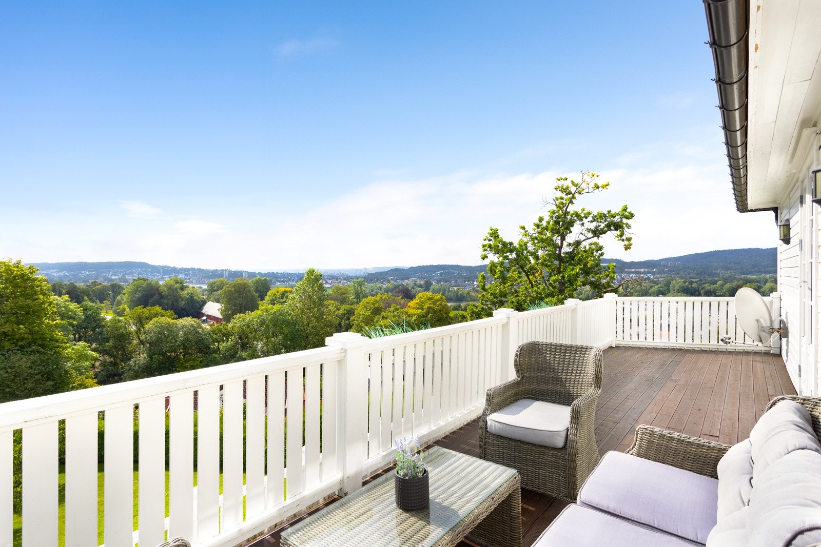 Fin balkong ut fra bad i 2. etg.