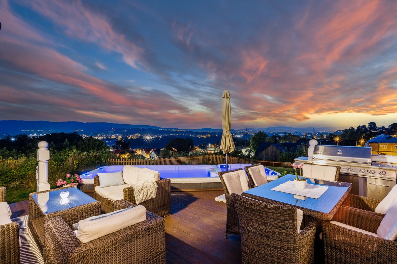 Uteplass med nedfelt boblekar mot vest