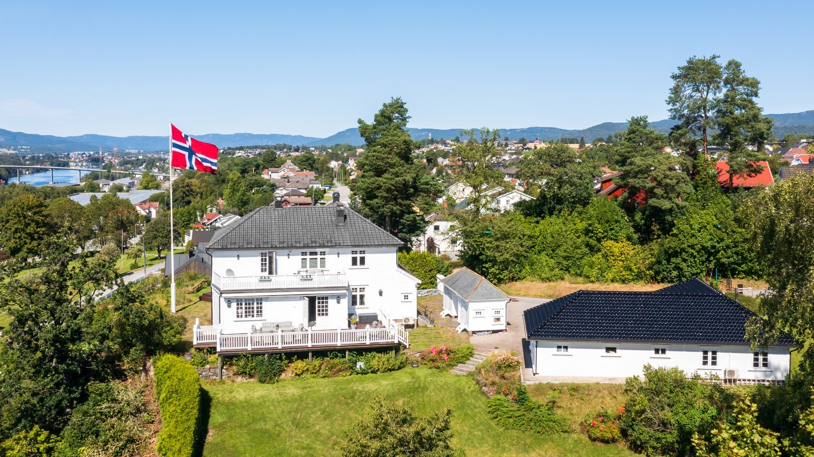 Innholdsrik eiendom hvor garasjebygg til høyre i bildet medfølger