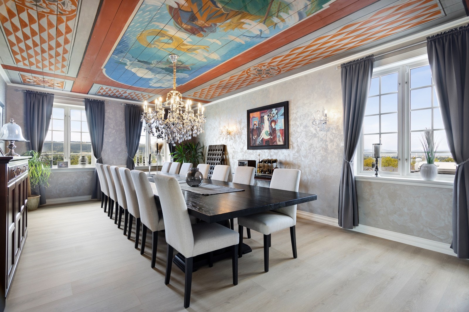 Originalt takmaleri gir rommet masse karakter