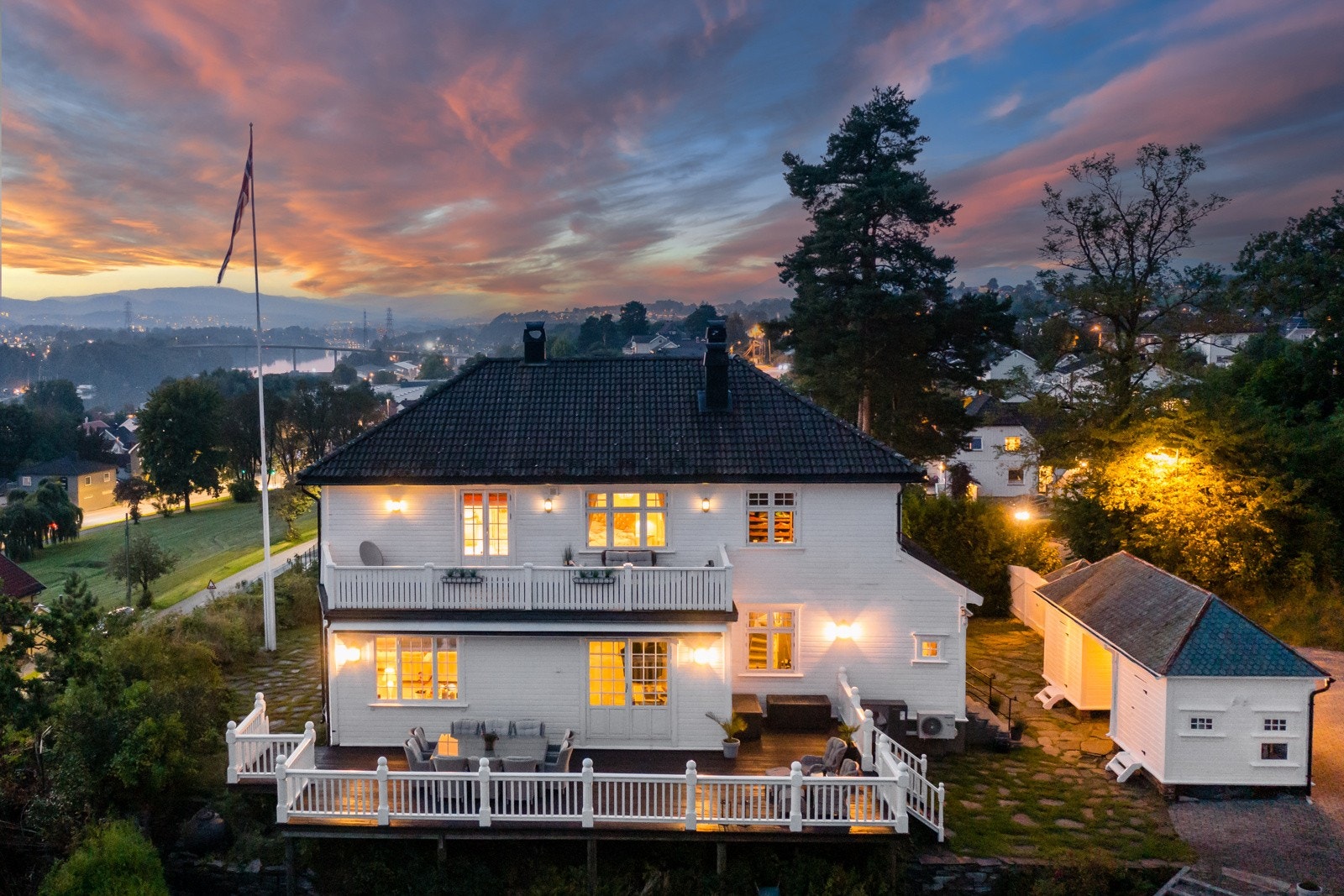 Store uteplasser rundt hele boligen hvor man kan følge solbanen hele dagen og kvelden.