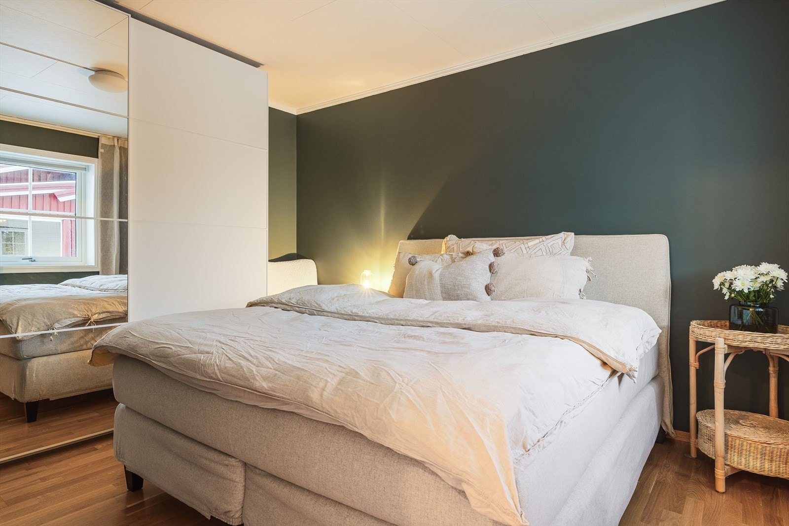 Leiligheten har to soverom, her fra hovedsoverommet. Galleribilde