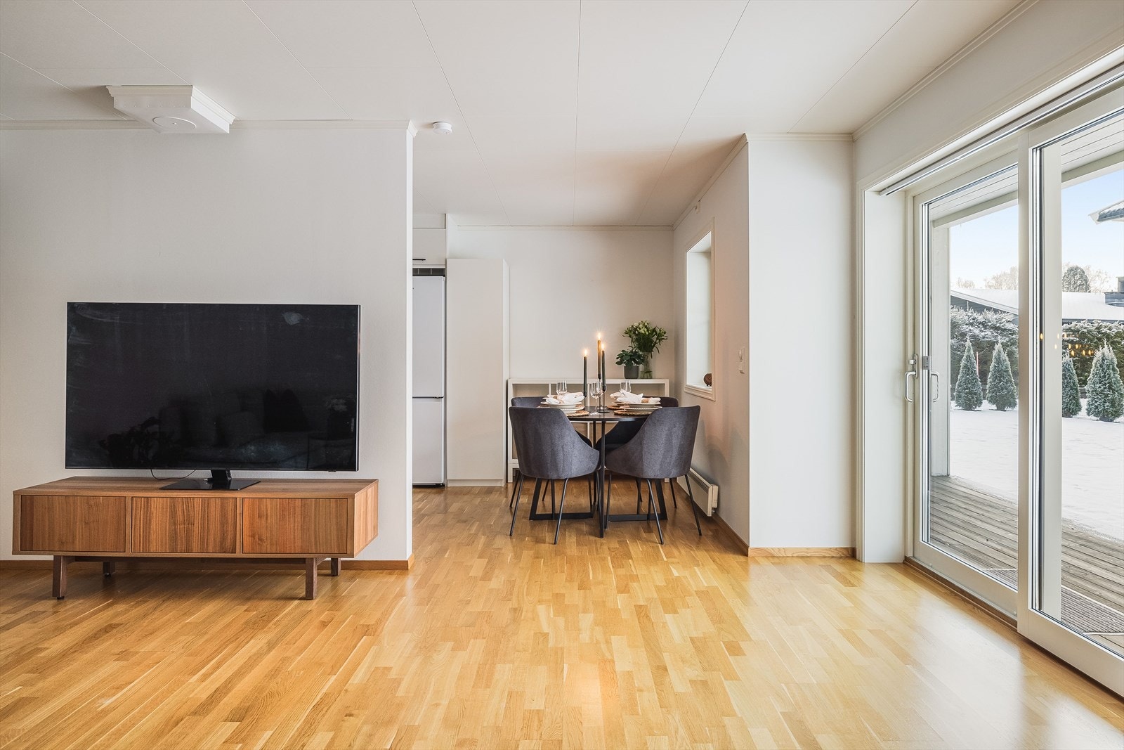 Åpen løsning til spisestue og kjøkken fra stuen. Galleribilde