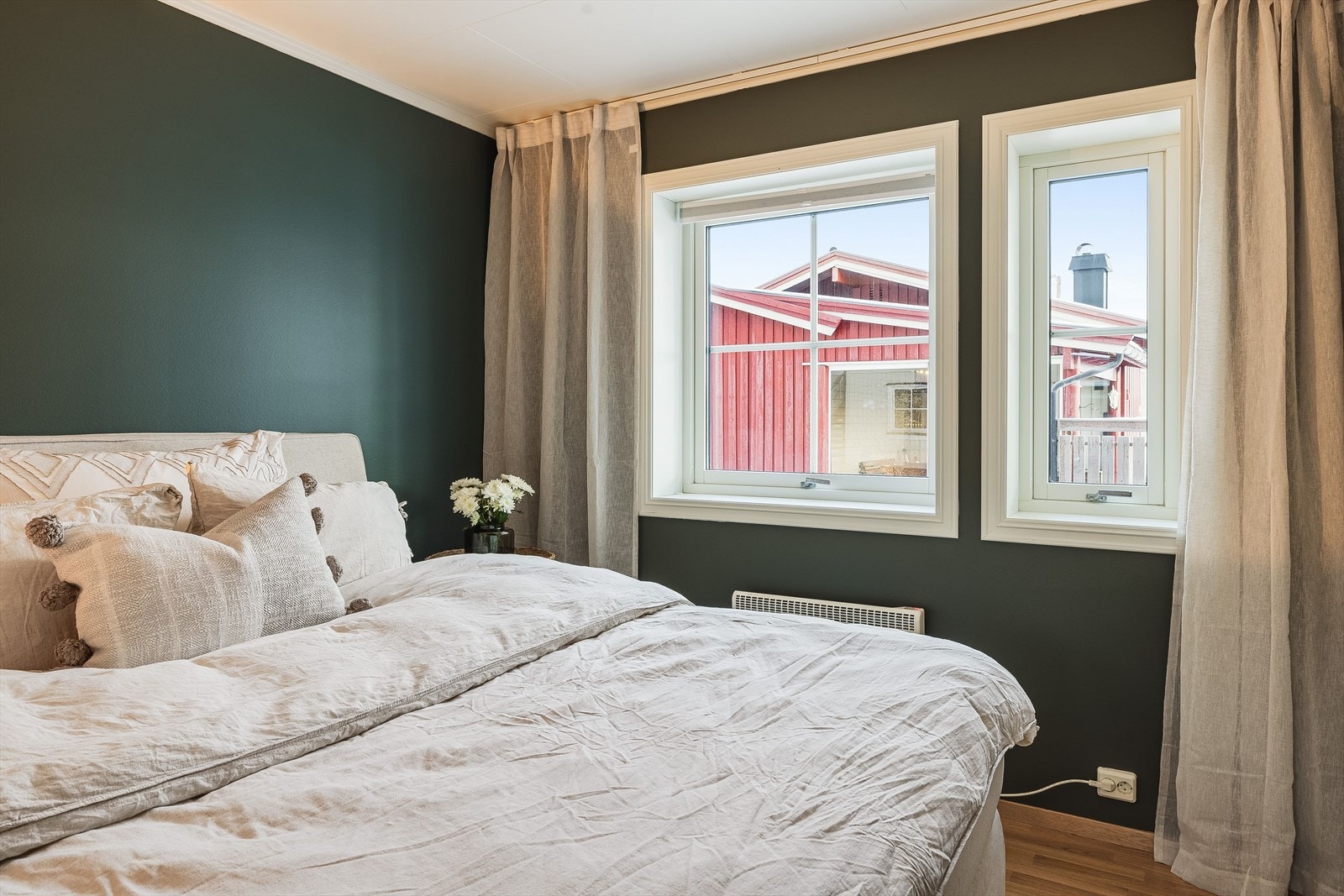 Hovedsoverommet er malt i en pen grønntone og har god plass til dobbeltseng og garderobeskap. Galleribilde