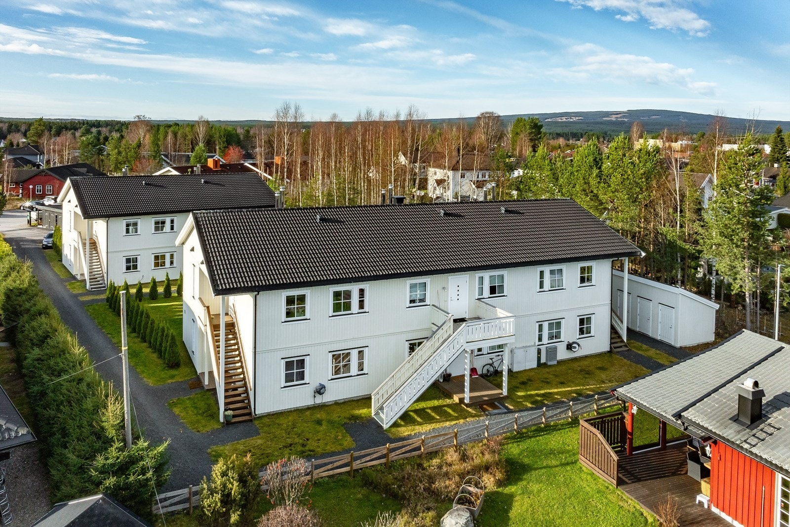 Leiligheten er beliggende i et rolig og attraktivt boligområde på Søbakken, med kort vei til det meste. Galleribilde