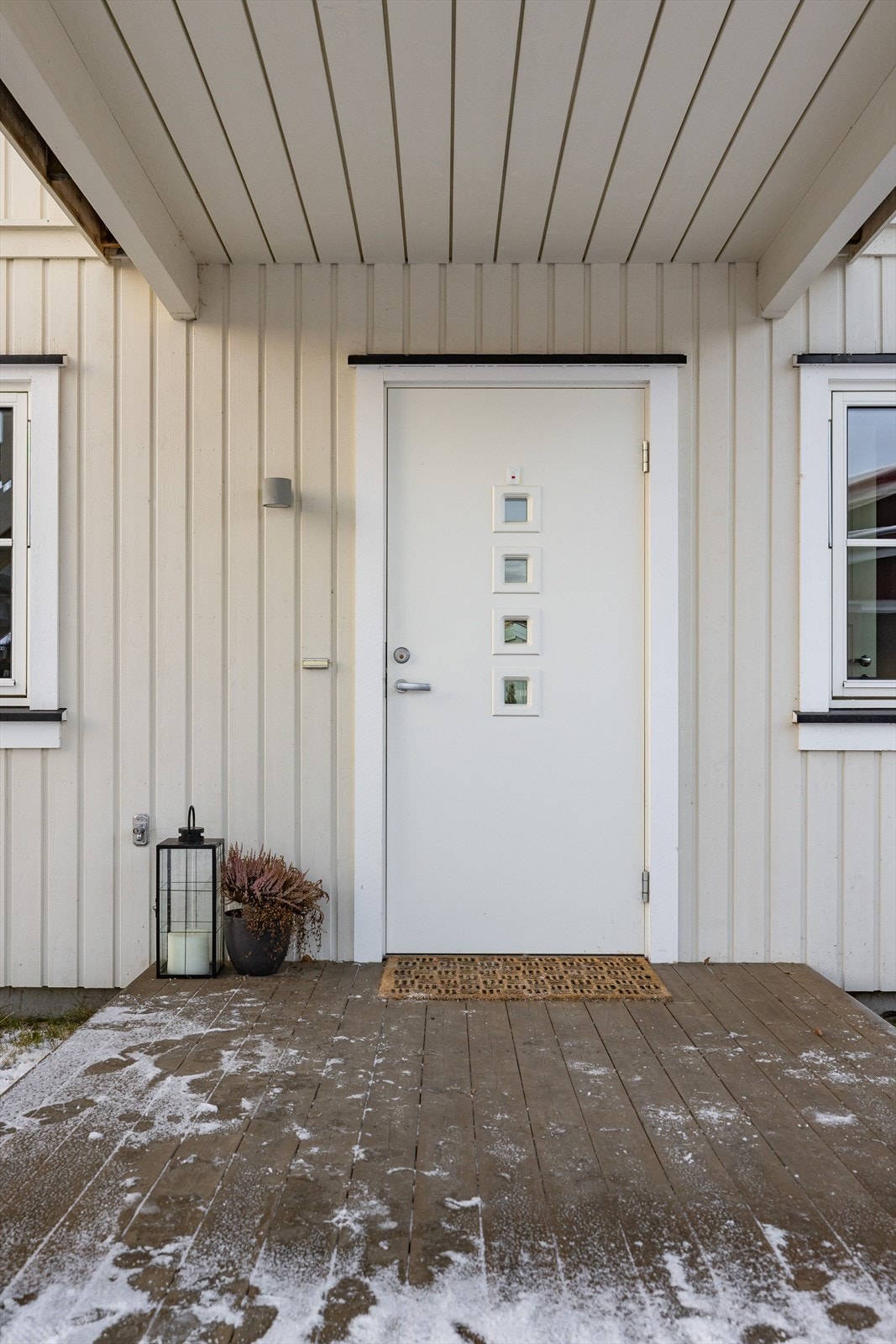 Overbygget inngangsparti med platting. Galleribilde