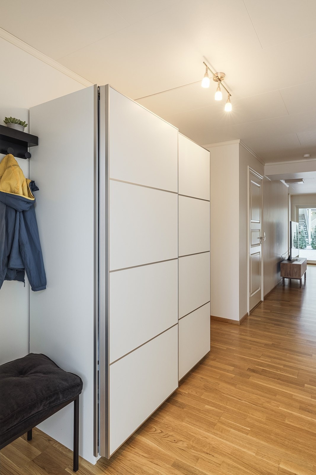 Entre med god plass til skyvedørsgarderobe og knagger for yttertøy. Galleribilde