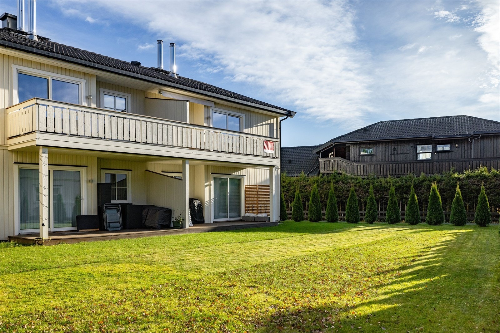 Overbygget terrasseplatting med god plass til hagemøbler. Galleribilde