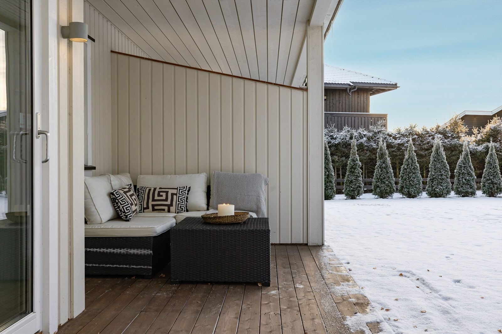 Overbygget terrasseplatting med god plass til hagemøbler. Galleribilde