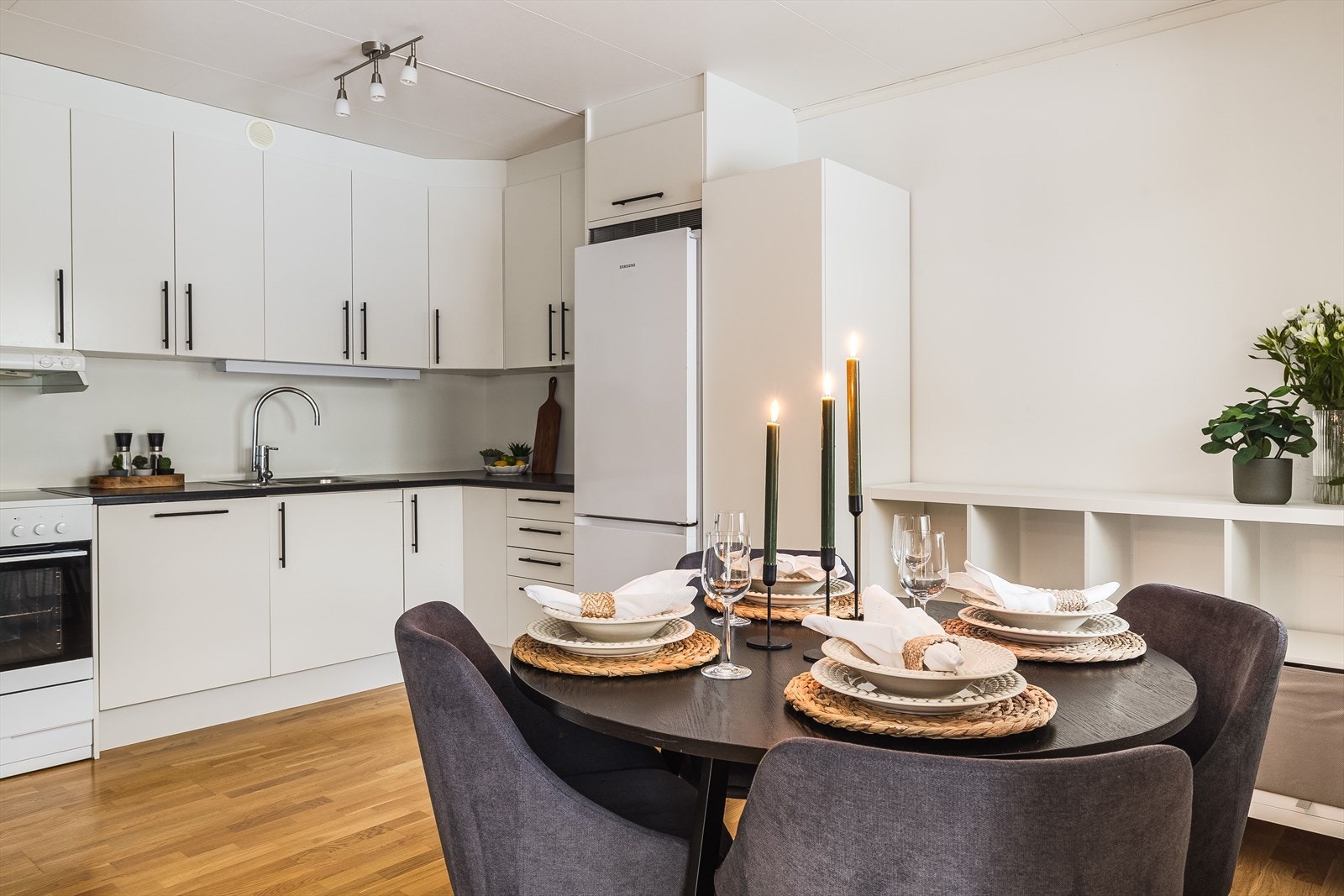 Kjøkkenet har godt med skap- og benkeplass og er utstyrt med åpen løsning for hvitevarer. Galleribilde