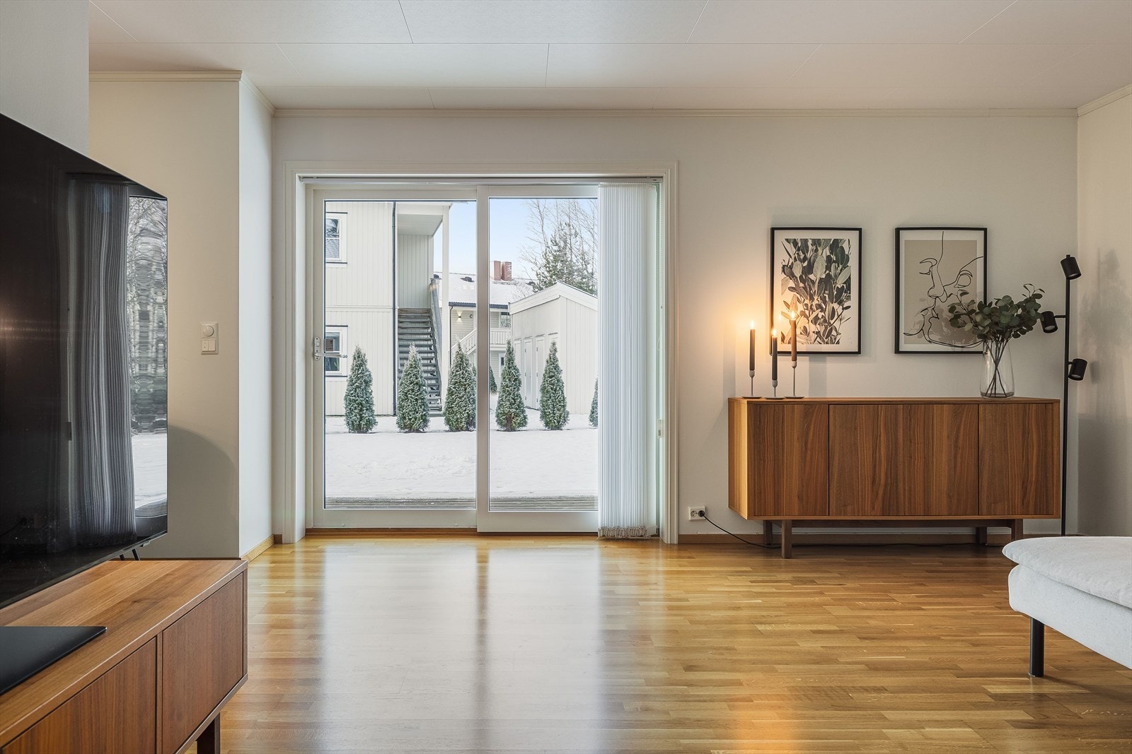 Fra stuen er det adkomst til terrasseplatting. Galleribilde