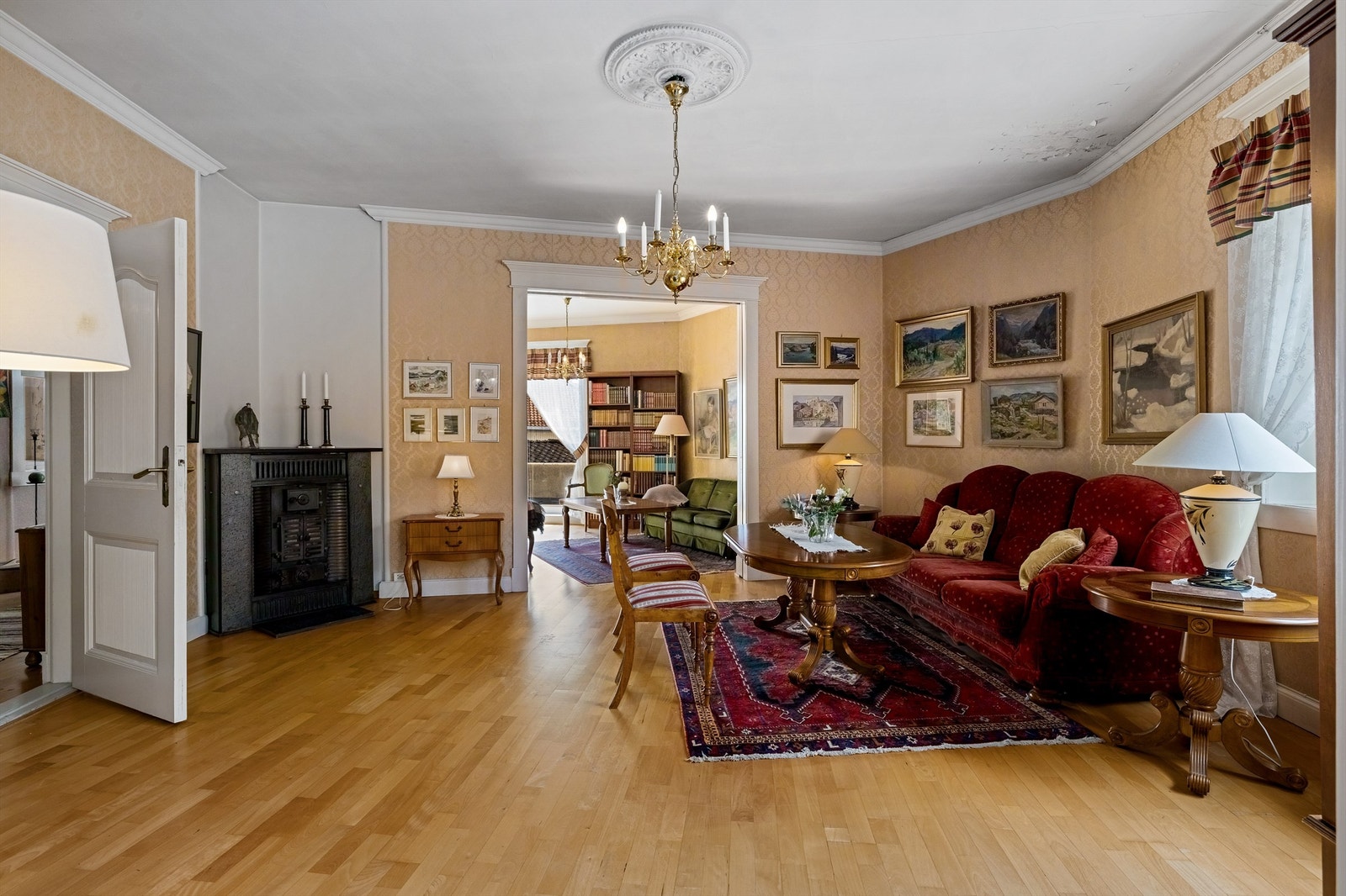 Midtstue med påfølgende peis-stue og veranda. Galleribilde