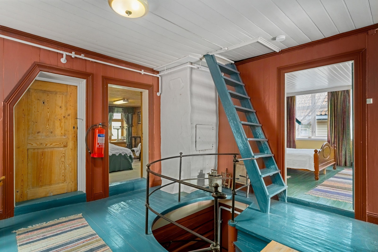 I gangen er det trapp ned til det gamle bakeriutsalget. Det er mye historie i veggene og overflater er godt tatt vare på i denne delen. Galleribilde