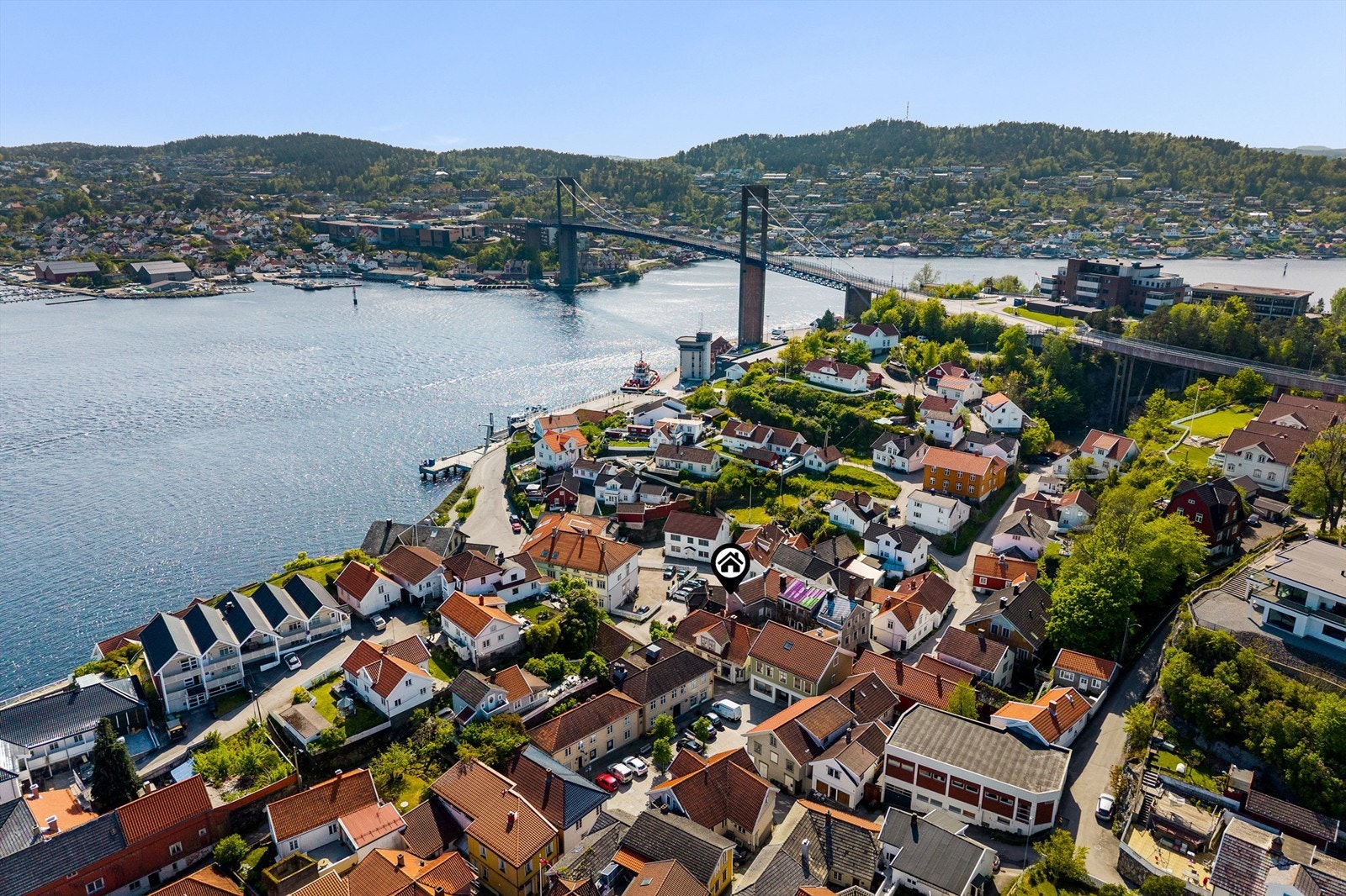 Eiendommen ligger midt i bykjernen med adkomst fra Øvre torg. Galleribilde