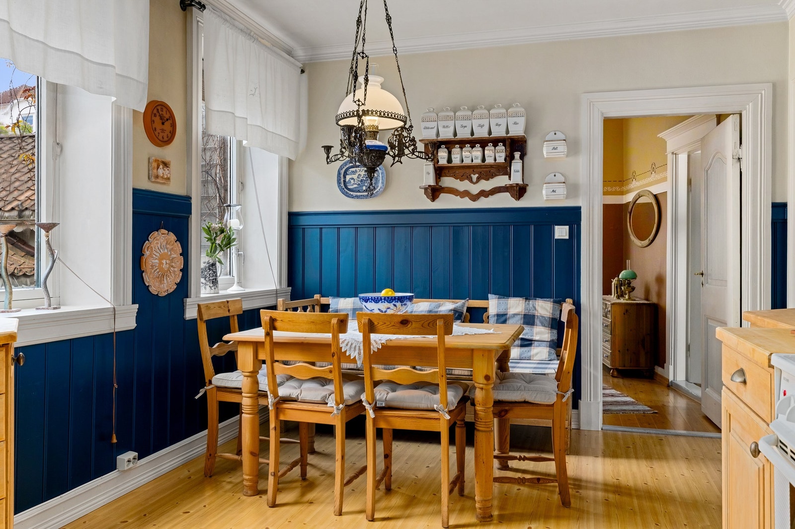 Koselig spiseplass på kjøkkenet. Galleribilde