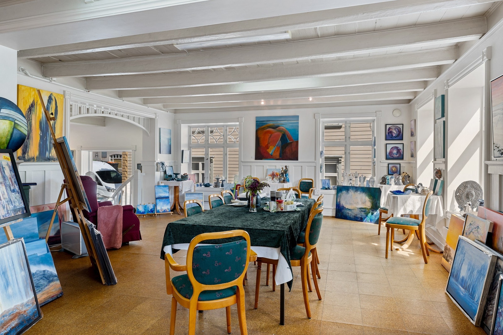 Her har det gjennom årtider vært servert wienerbrød, kanelstenger og andre bakervarer, men i dag leies lokalene ut til en kunstnergruppe som har galleri her. Galleribilde