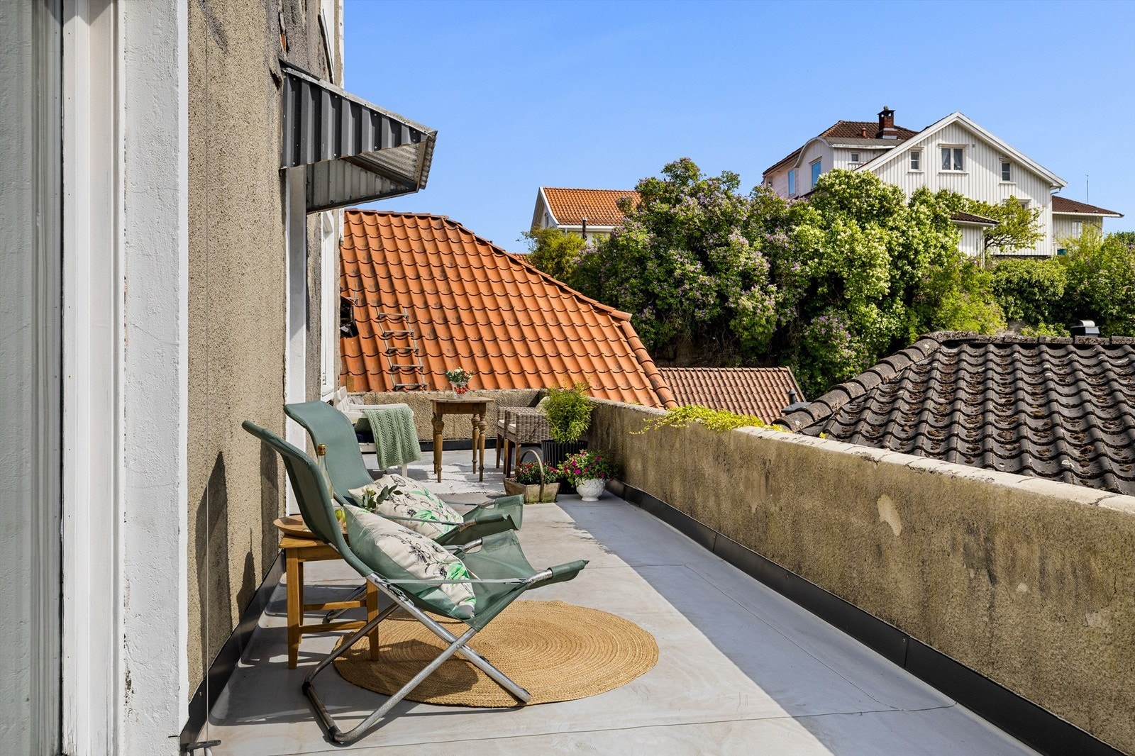 Sydvendt veranda med mye sol. Galleribilde