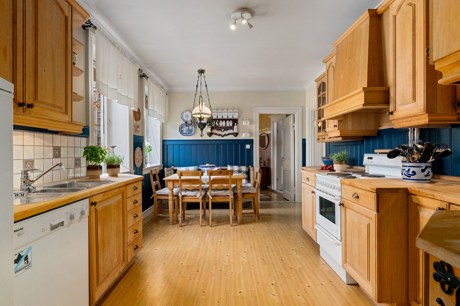 Kjøkkenet i 2. etasje har en landlig stil og innredning med heltre svartor (spesialdesignet av Øyfjell treindustri) Galleribilde