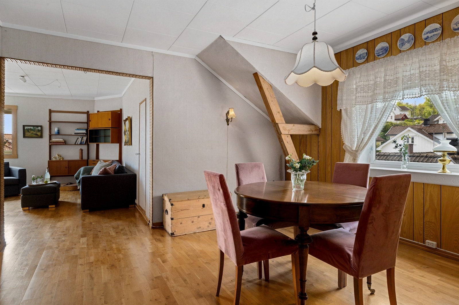 Stua i 3. etasje er todelt med spisestue og sofagruppe. Galleribilde