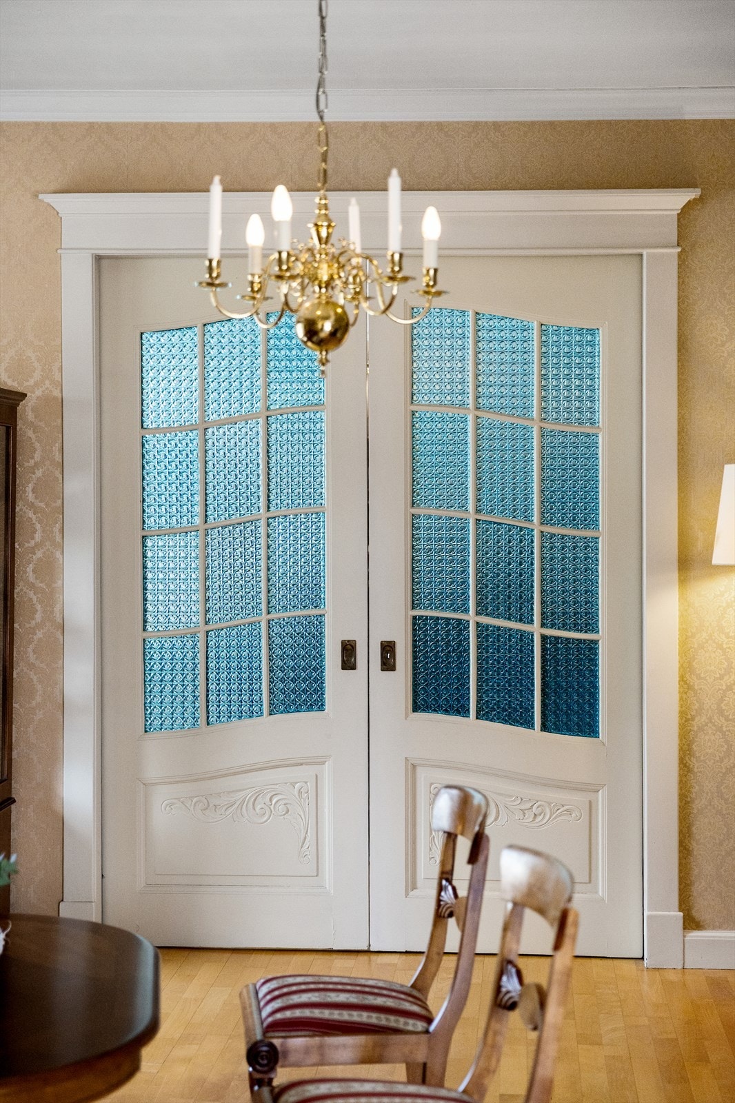 Vakker skyvedør mellom stuene i 2. etasje. Galleribilde