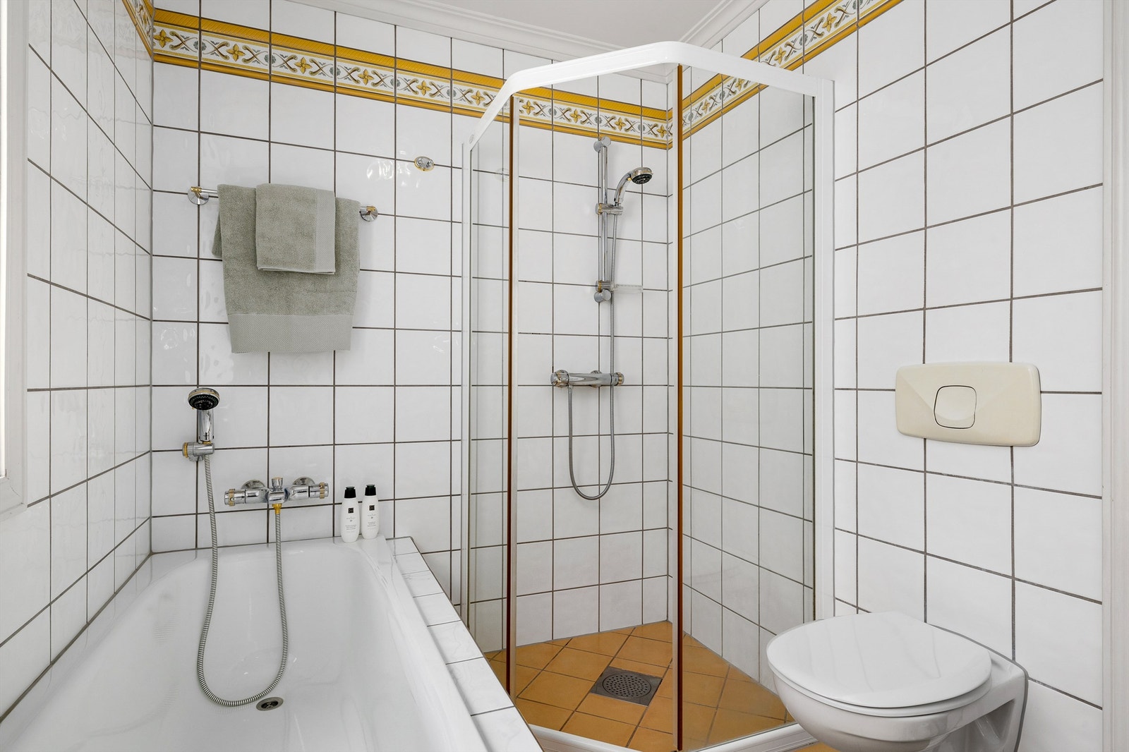 Flislagt bad i 2. etasje med wc, dusj, badekar og 2 servanter med tilhørende innredning. Galleribilde