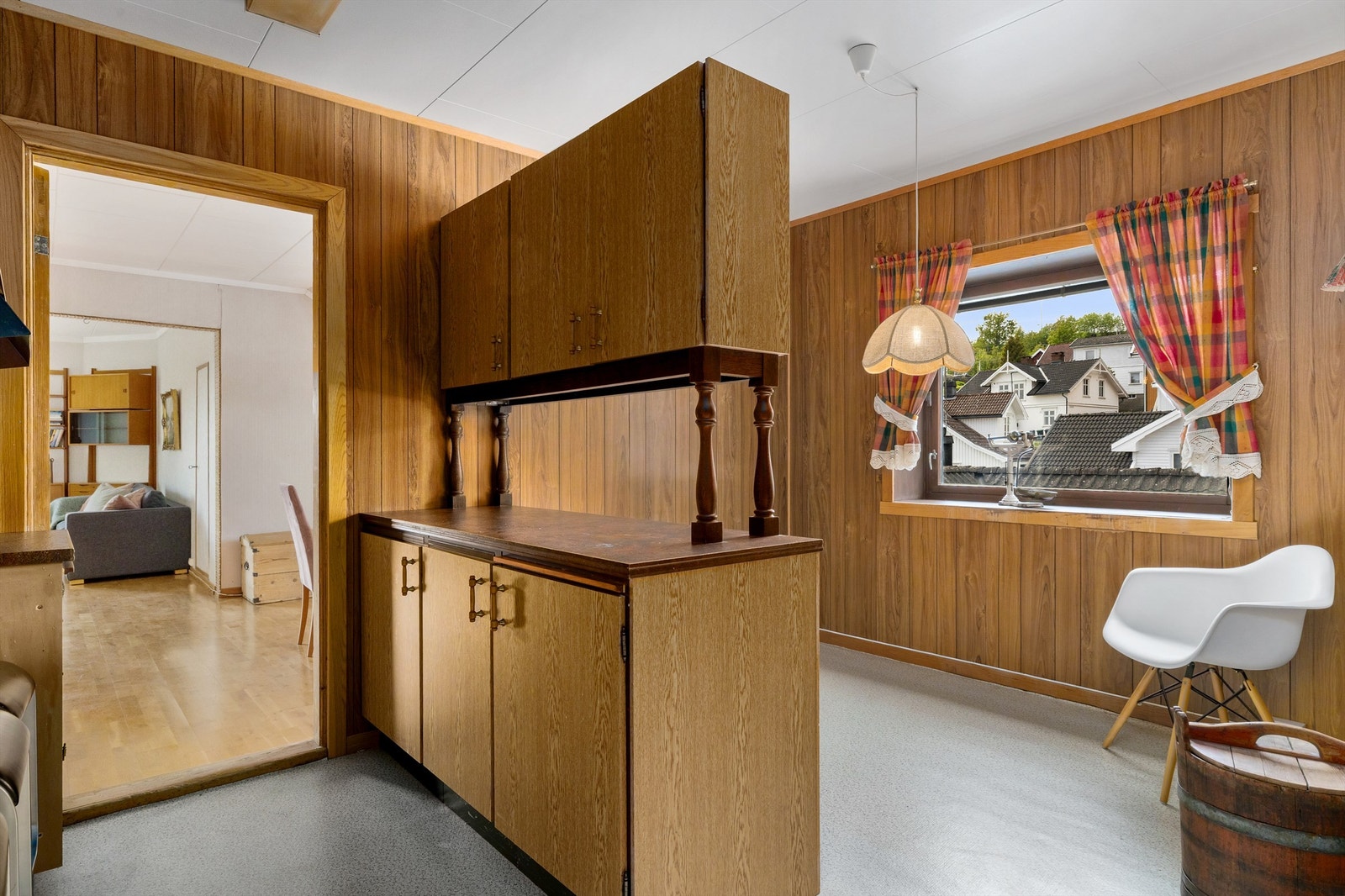 Kjøkken i 3. etasje i retrostil med matchende innredning og veggpanel. Galleribilde