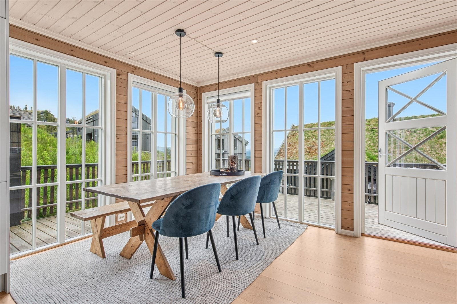 Her er det plass til et langbord - perfekt for hyggelige måltider og sosialt fjellliv. Galleribilde