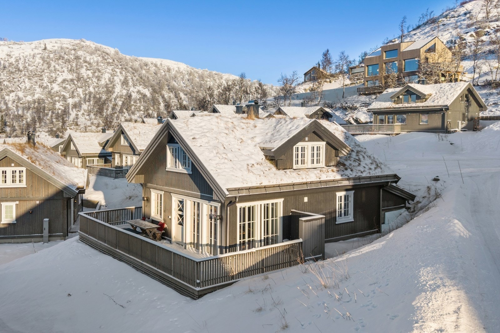 Velkommen til Tyristubben 1 - en delikat hytte i snøsikkert terreng!
Hytta ligger skjermet med lite innsyn og flott utsyn. Jeanette A. Eriksrød i DNB Eiendom har gleden av å invitere til visning. Galleribilde