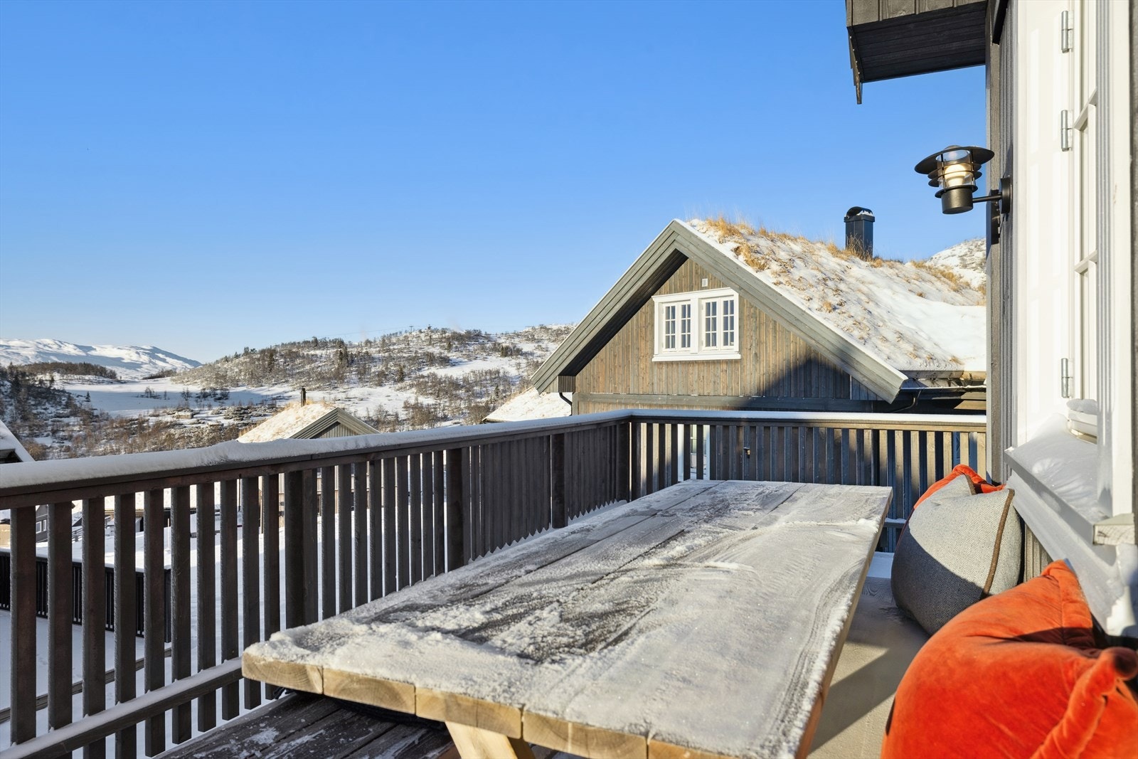 Terrassen byr på en imponerende utsikt mot både sør og vest, med sol som skinner fra tidlig til kveld. Selv om en hytte i forgrunnen kan påvirke utsikten litt, vil du oppdage at terrassen fortsatt gir en fantastisk og solfylt atmosfære. Galleribilde