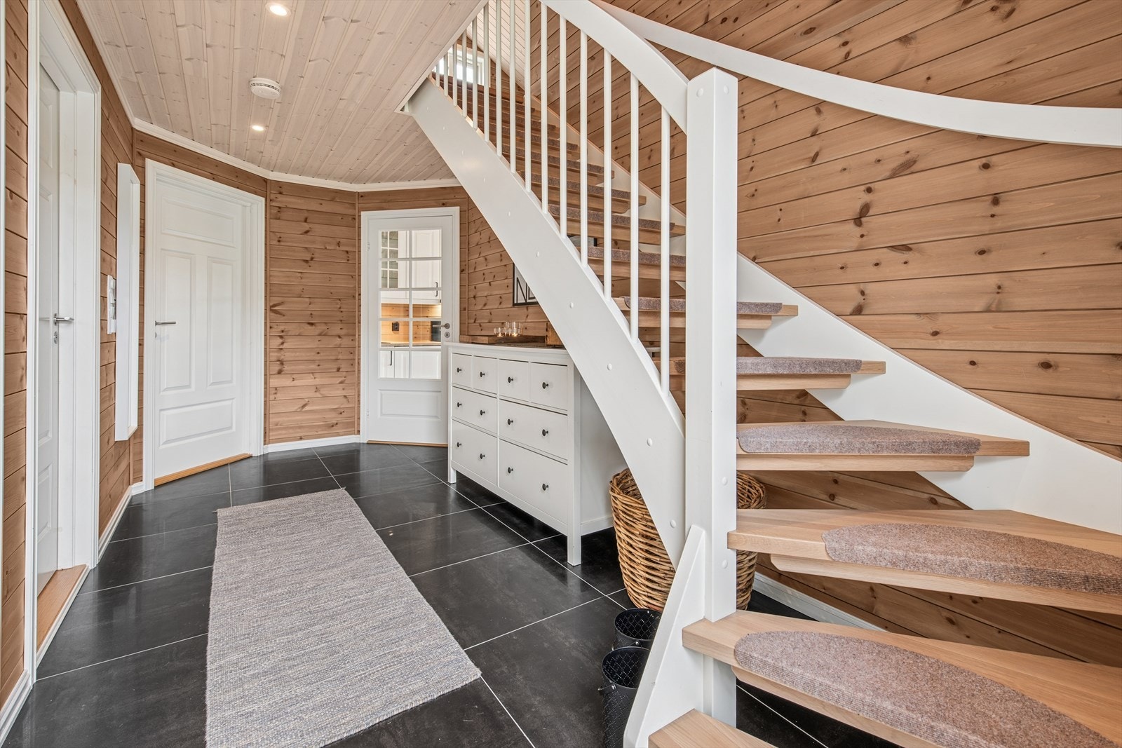 Romslig gang er praktisk når man skal kle av og på seg både etter skiturer og andre utflukter. Galleribilde