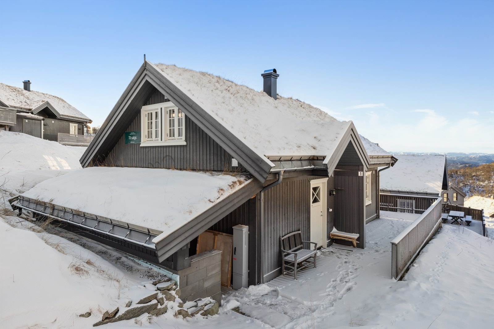 Med god plass til parkering, utebod, eget vaskerom, fire soverom og to stuer, tilbyr hytta virkelig alt du trenger for hyggelige dager i fjellet. Galleribilde