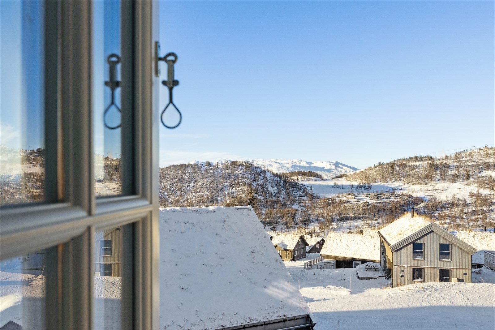 Fjellfint. Sommerstid går solen ned her i 2230 tiden. Galleribilde