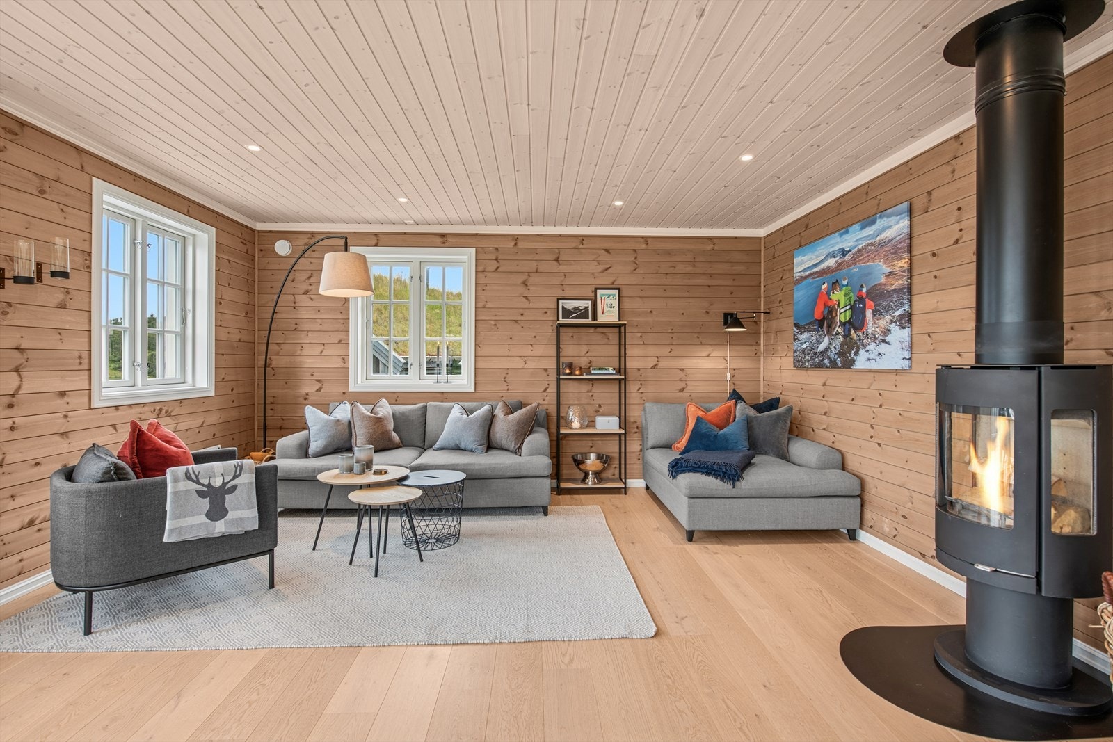 Stuen er romslig og innredet med ulike soner - her er det god plass til både avslapning og sosiale aktiviteter. Galleribilde