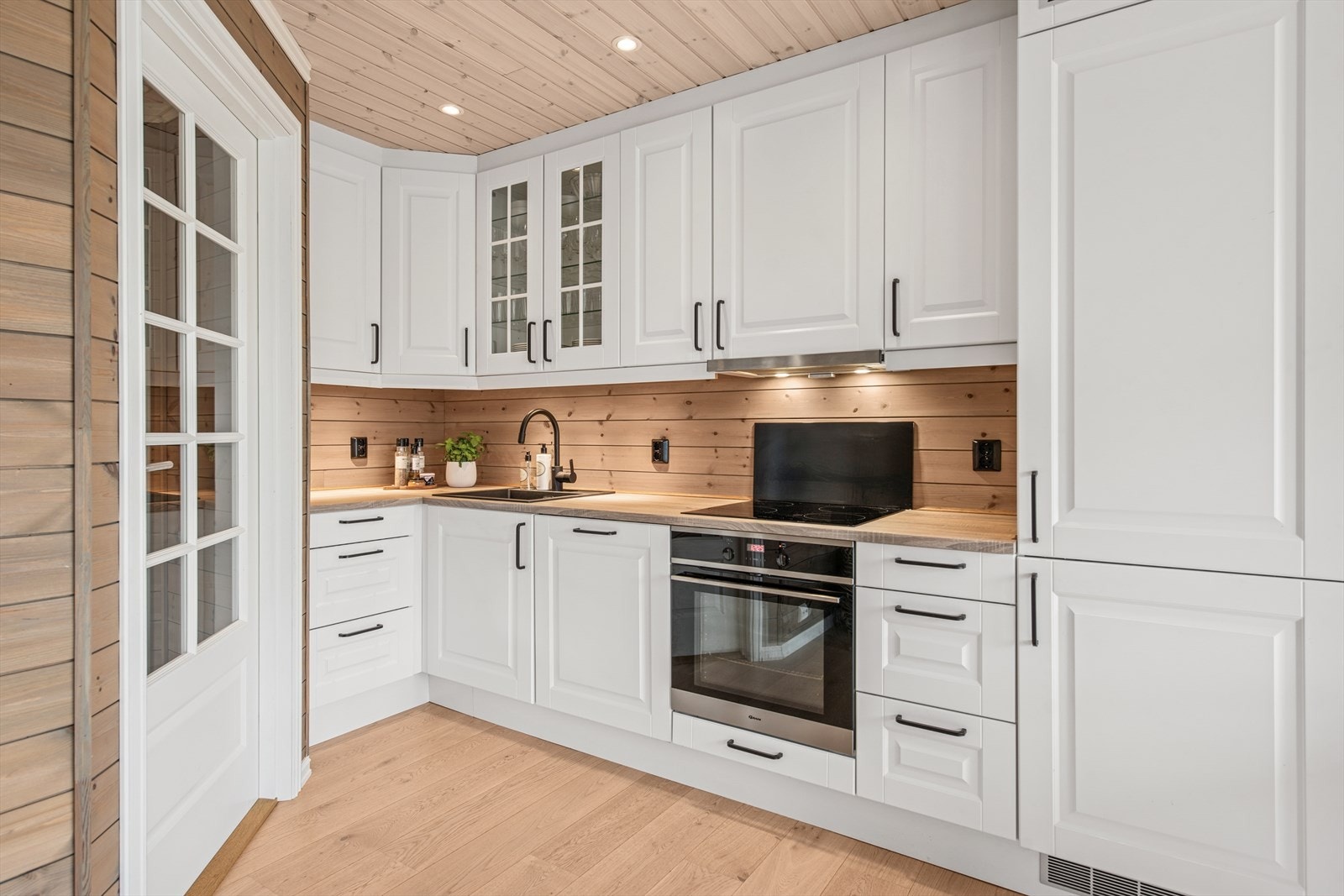 Kjøkkenet har integrerte hvitevarer, inkludert oppvaskmaskin, kvalitetsrik stekeovn og kjøleskap med frysedel - alt du trenger for en praktisk og moderne hverdag. Galleribilde