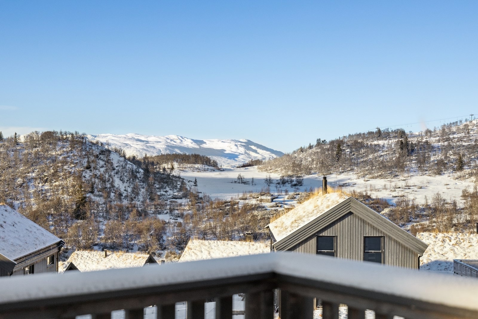 Velutnyttet hyttefelt hvor utsikt og solforhold er ivaretatt - perfekt for fritid i fjellet Galleribilde