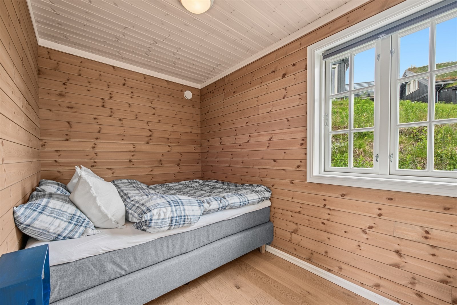 Soverom i hyttas første etasje - her er det plass til dobbeltseng og god garderobeløsning. Galleribilde