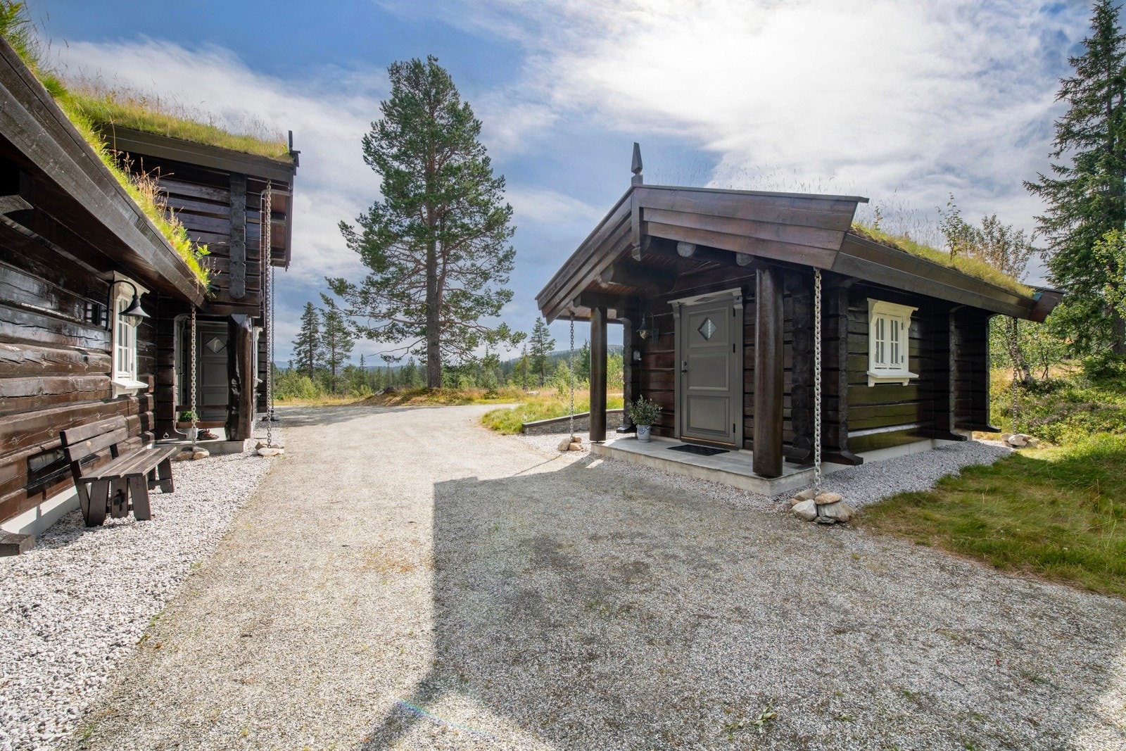 Det er god plass til parkering på tomten. Galleribilde
