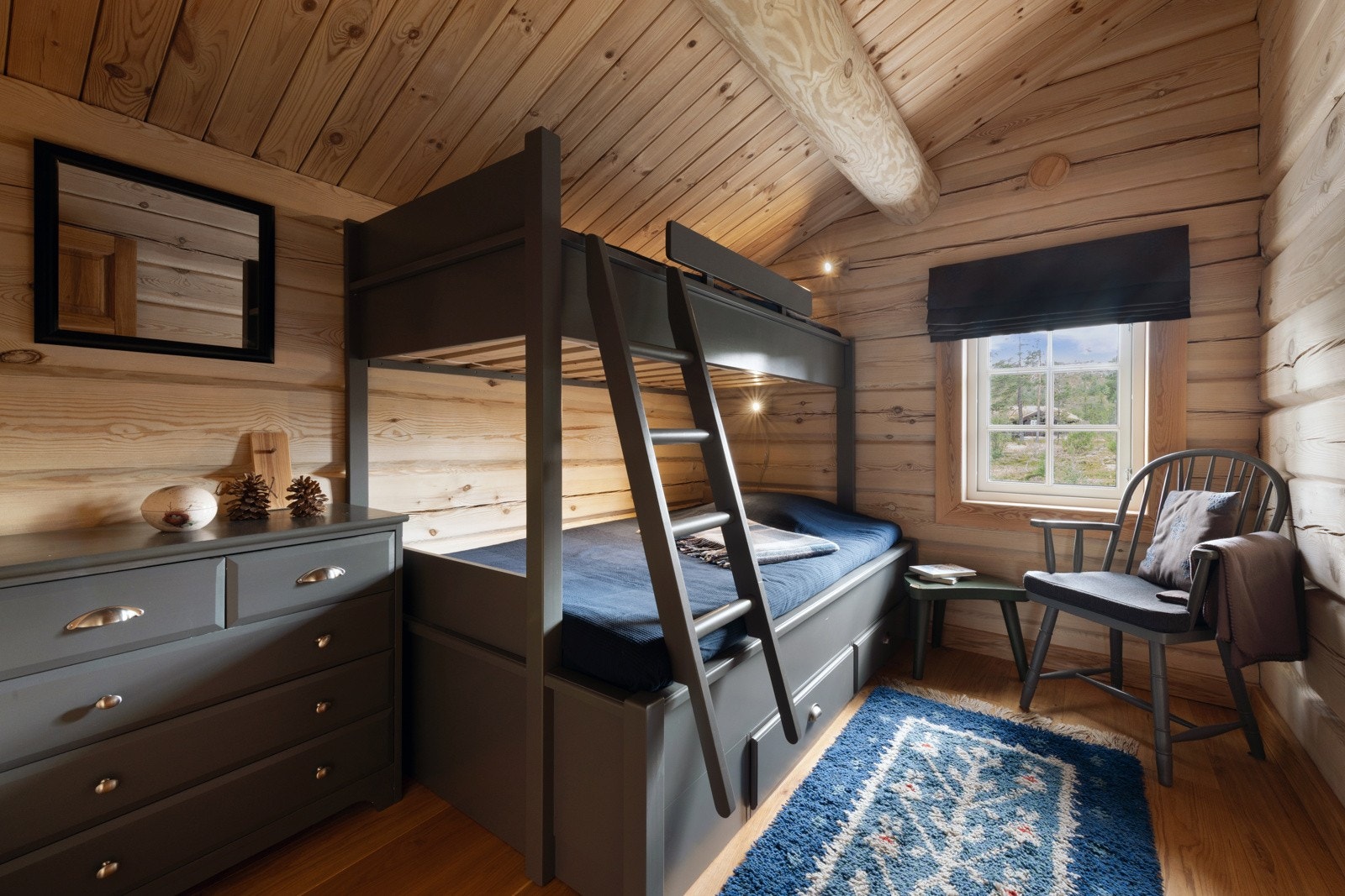 Rommet har familiekøye, plass til kommode, og vindu med utsikt. Galleribilde