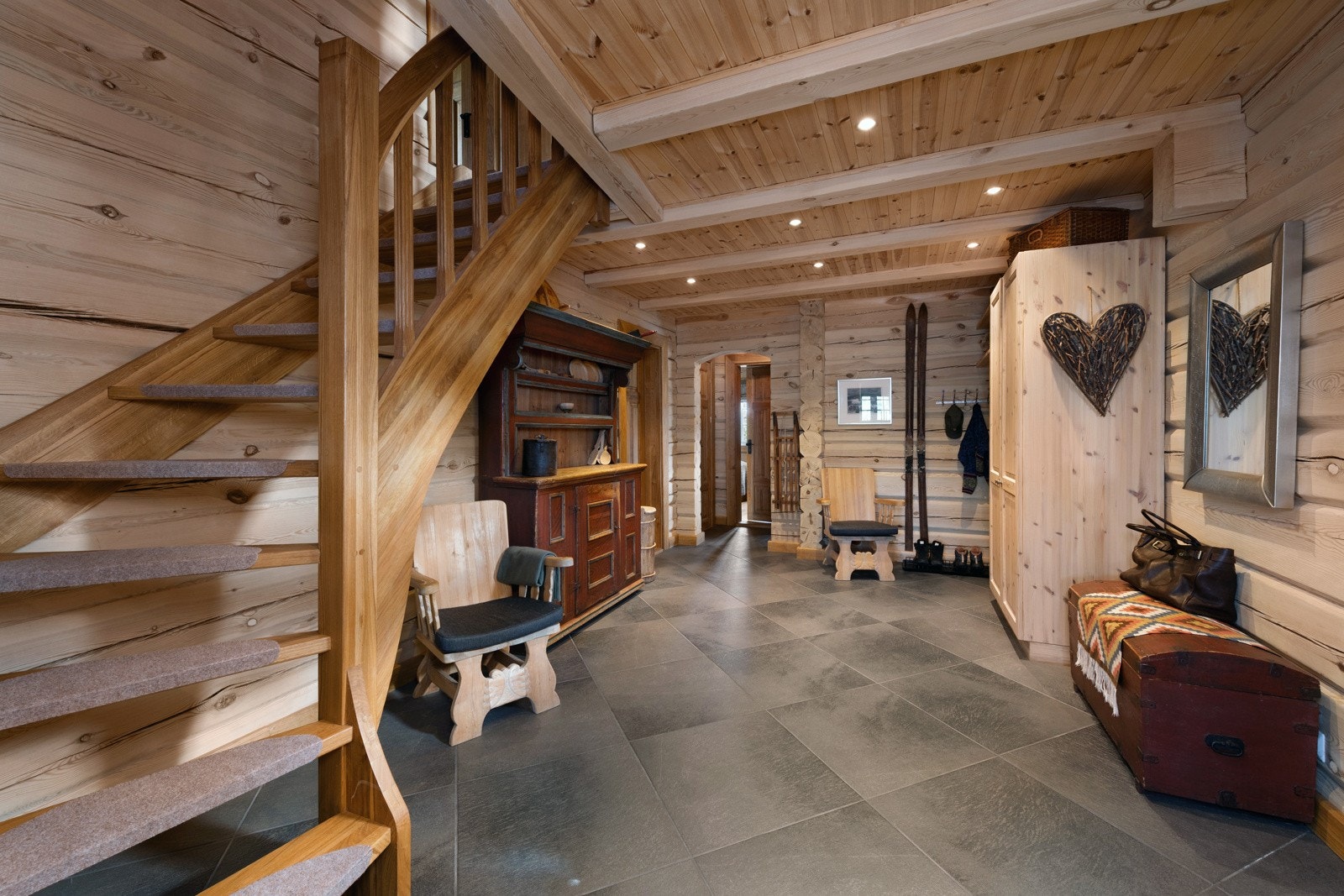 Rommet har trevegger, fliser på gulv, trapp, skap, kommode og speil. Galleribilde