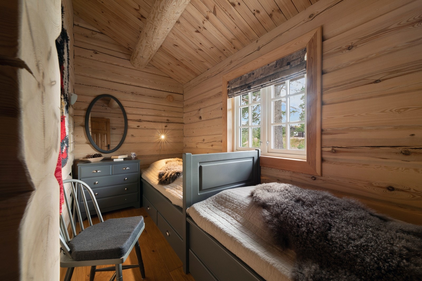 Soverommet har plass til to enkeltsenger og kommode Galleribilde