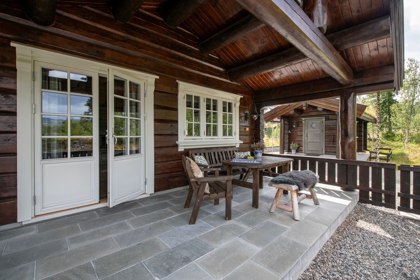 Overbygd terrasse med skifer og god plass til møblement Galleribilde