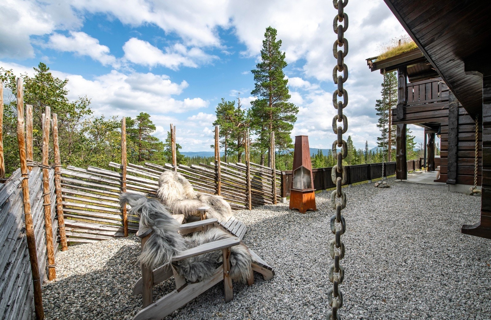 Gruslagt uteområde med god plass til utemøblement. Galleribilde