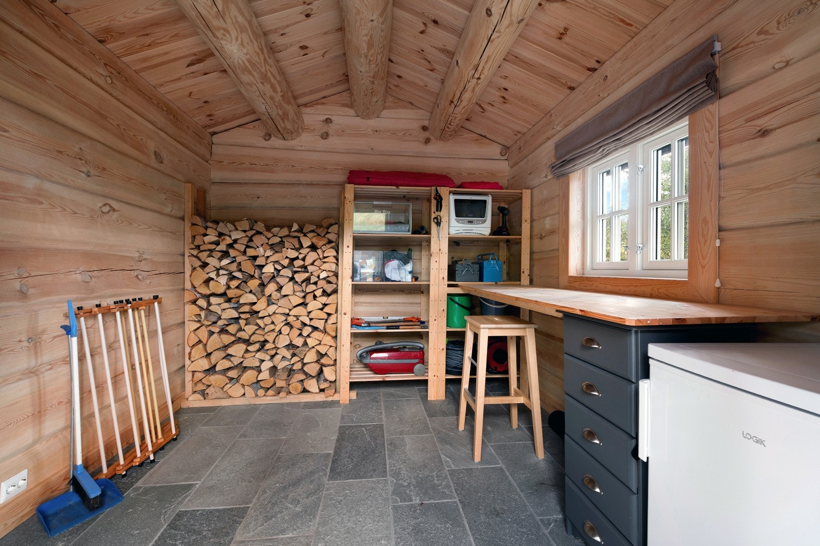 Annekset er delt i to, med skifergulv og varmekabler. Galleribilde