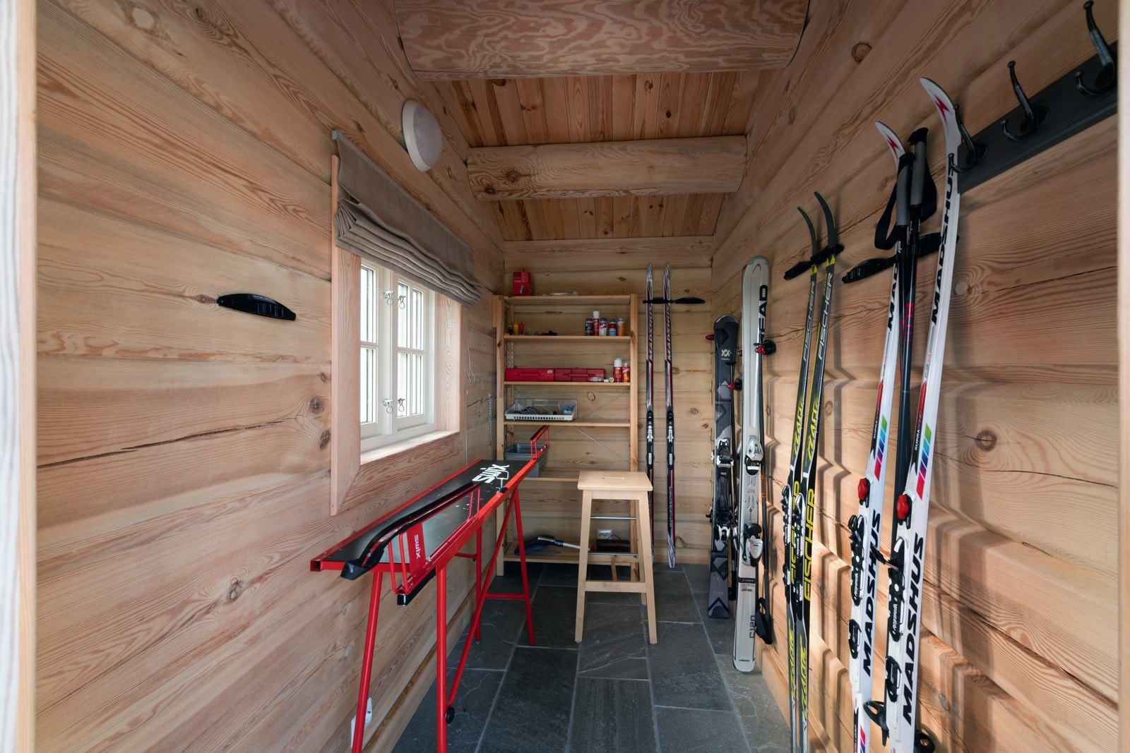 Skibod med oppbevaring av skiutstyr, smørebord og hylle med diverse tilbehør. Galleribilde