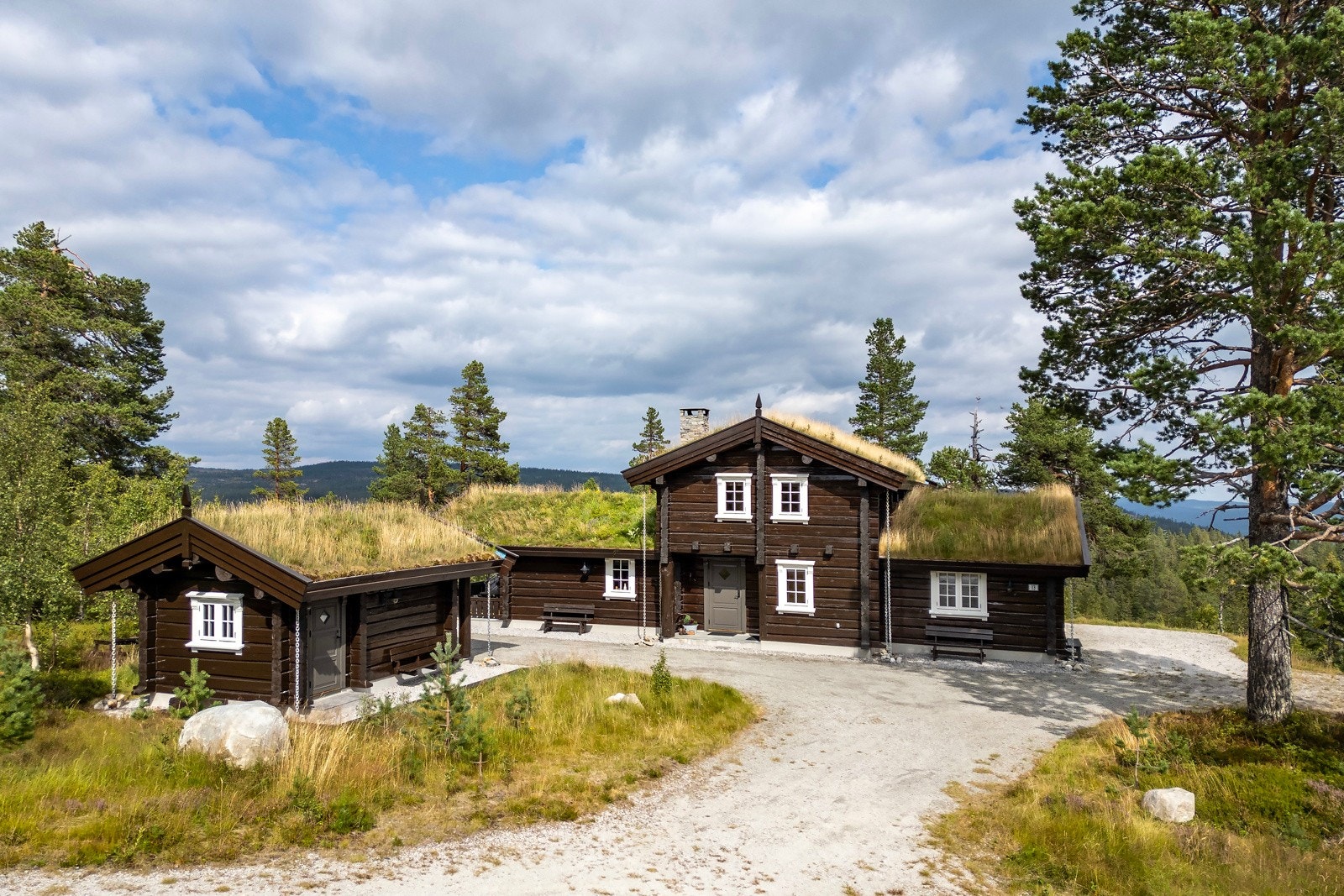 Tradisjonell tømmerhytte med torvtak, beliggende i naturskjønne omgivelser. Galleribilde