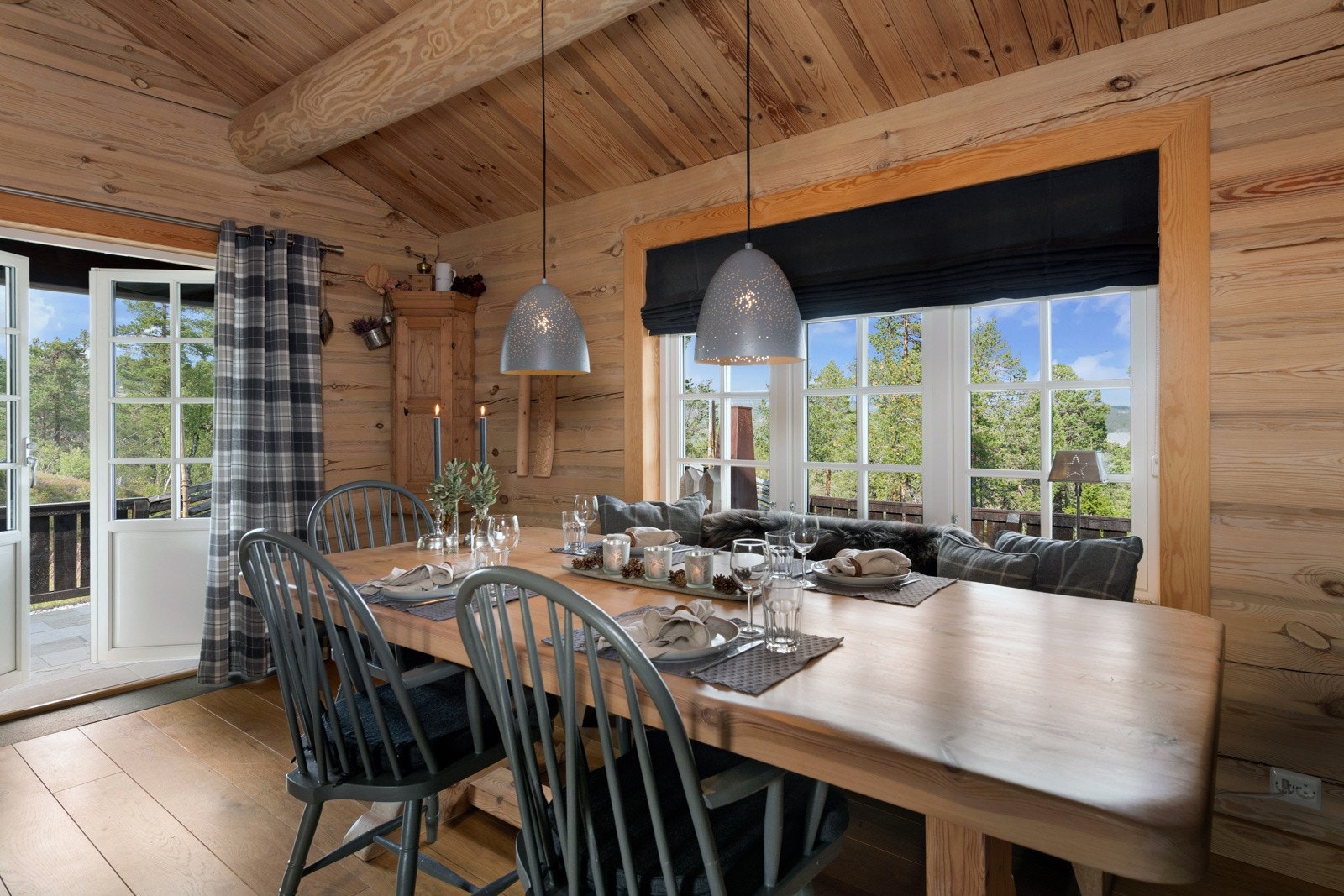 Stue med spisebord, store vinduer og utgang til terrasse. Galleribilde