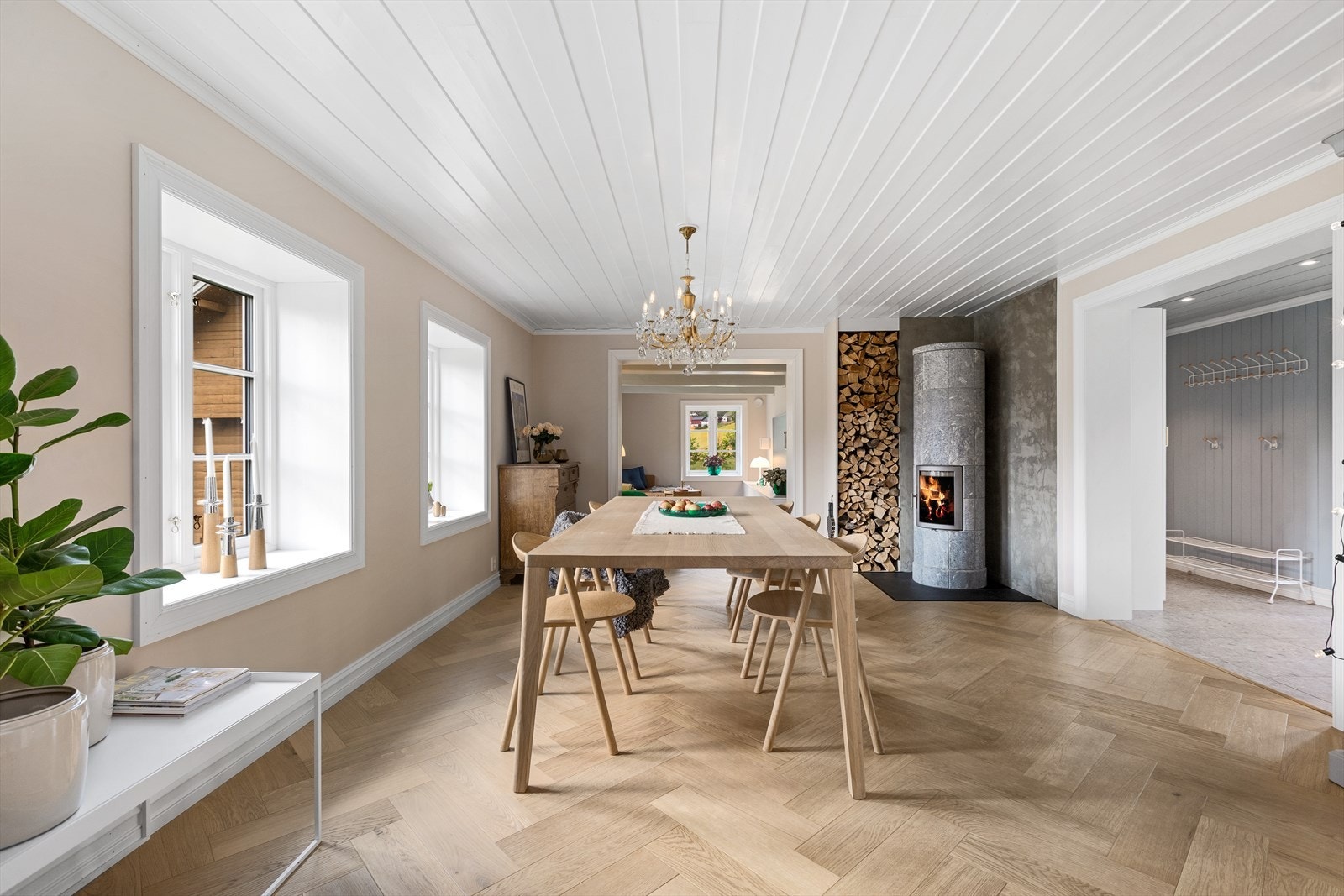 Huset fremstår som svært innbydende med moderne, men likevel klassiske detaljer og materialvalg som står i stil med bygningens originale uttrykk. Galleribilde