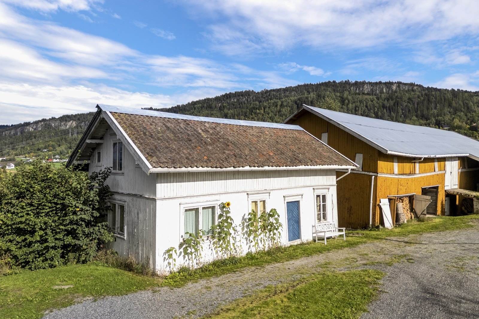 Det er en eldre sidebygning og låve med behov for renovering. Sidebygningen har fått status som bolig, men det må påregnes vesentlige kostnader for å sette denne tilbake til bostandard. Galleribilde