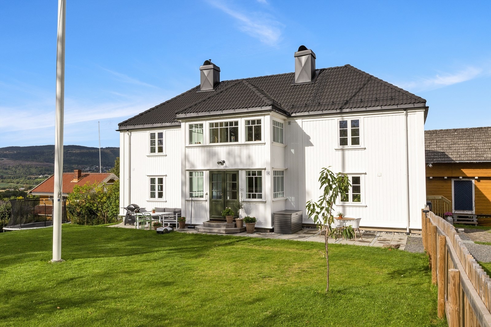 Deler av hagerommet er inngjerdet. Perfekt for både barn og dyr! Galleribilde