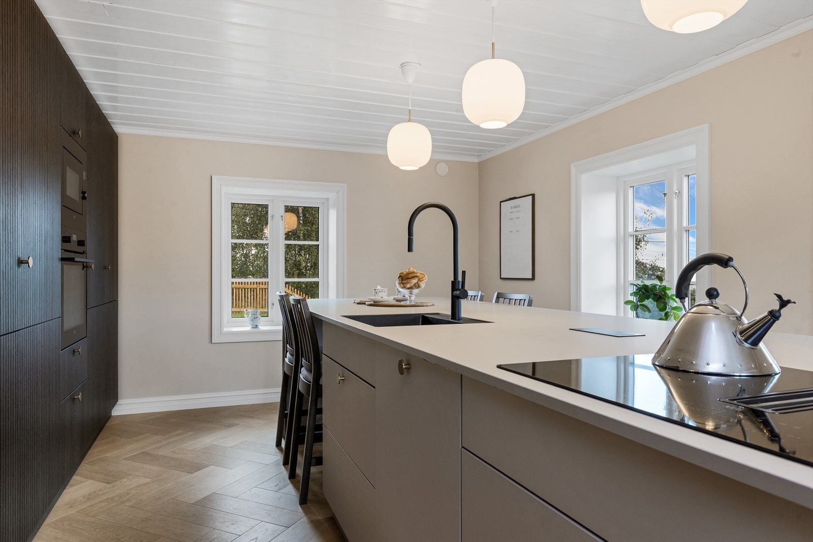 Kjøkkenet har en stilfull innredning med mye skapplass og integrerte hvitevarer. Galleribilde